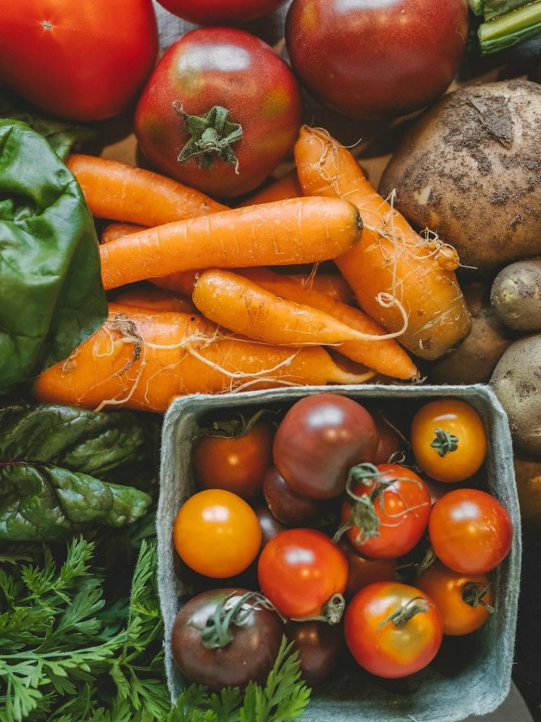Ora d'Oro SoLaWi Abholstation Gemüse: Tomaten, Karotten, Spinat, Kartoffeln.