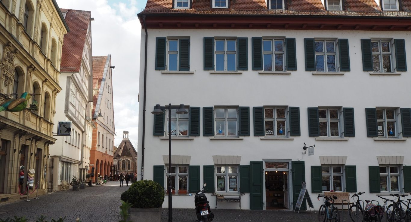 Ora d'Oro Ladenansicht Ladenansicht von außen mit Blick auf die Münsterkapelle.