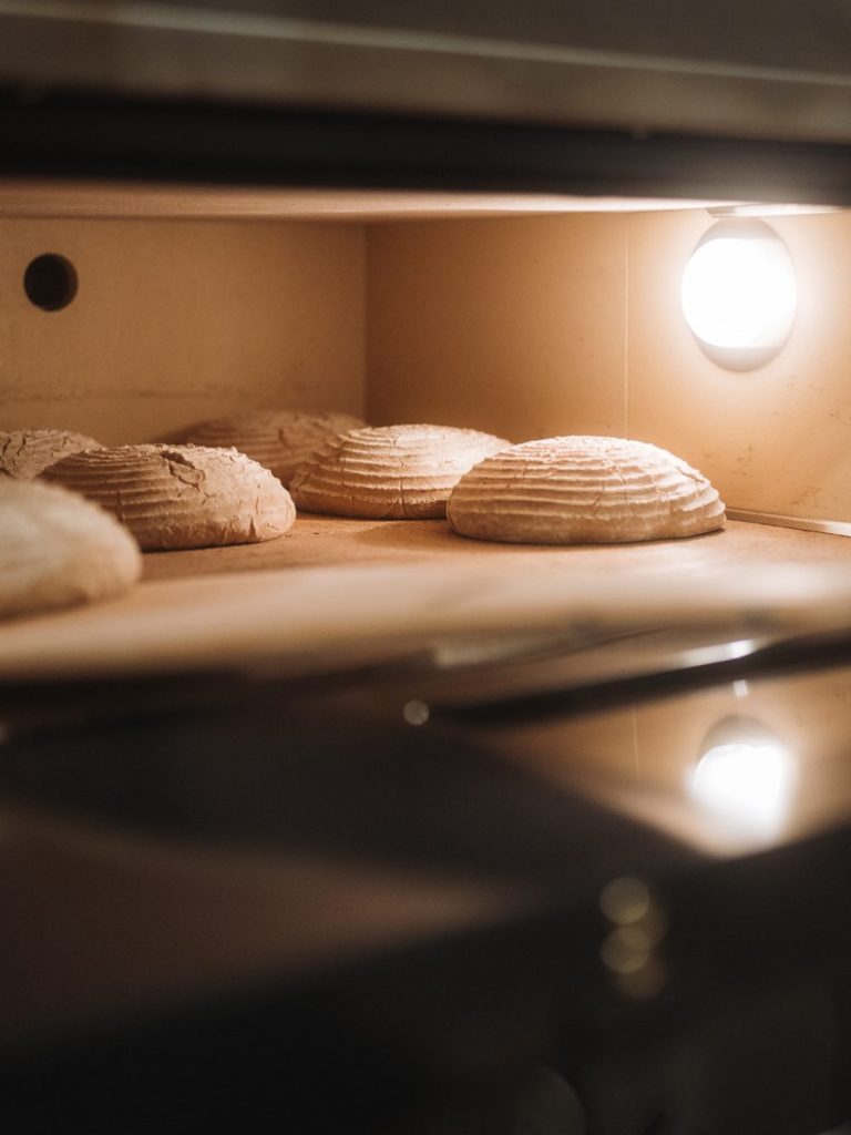 Ora d'Oro Sauerteigbrote im Steinofen Steinofen befüllt mit Sauerteigbrot von Biggi.