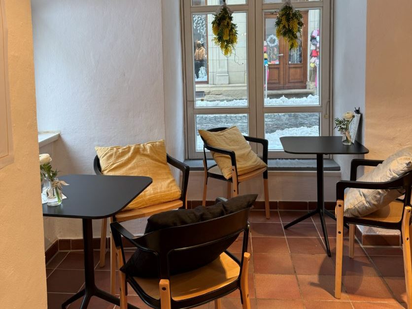 Ora d'Oro Kaffee-Ecke Kleine Kaffee-Ecke mit 2 Tischen und jeweils 2 Stühlen, Blick auf den Judenhof.