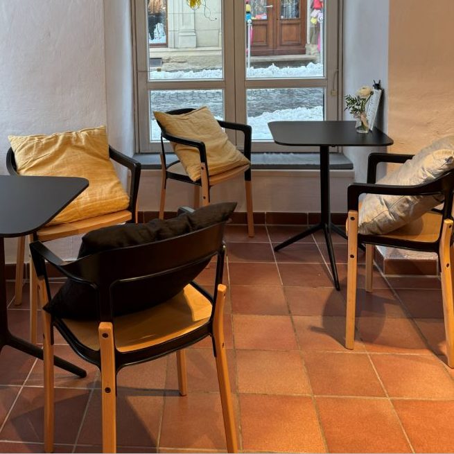 Ora d'Oro Kaffee-Ecke Kleine Kaffee-Ecke, 2 Tische mit jeweils 2 Stühlen, Blick auf den Judenhof.