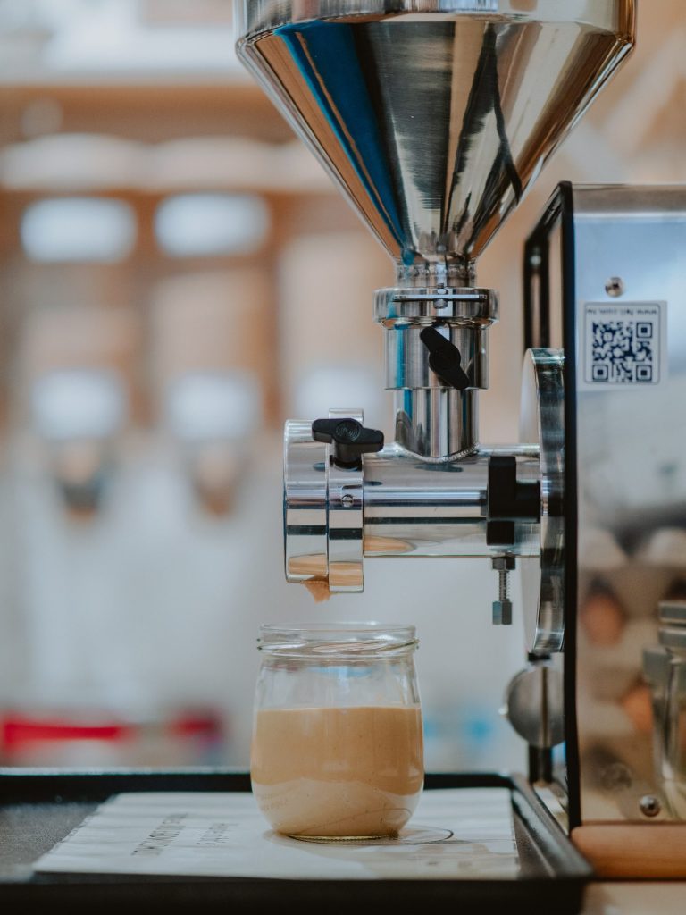 Ora d'Oro Nussmus-Mühle Nussmus-Mühle mit Vorratsglas, dass mit Nussmus frisch befüllt wurde.