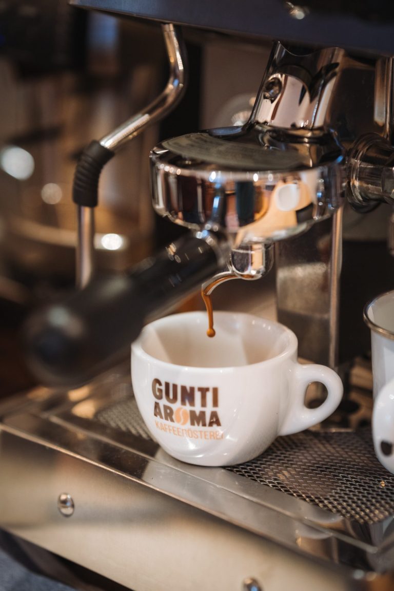 Ora d'Oro Siebträgerschaschine Siebträgermaschine mit Tasse. Espresso beginnt in die Tasse zu fließen.